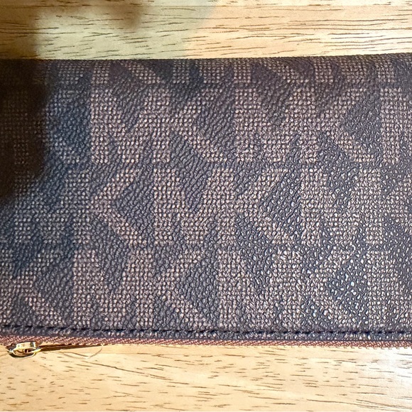 Michael Kors Small zip card case/ bifold wallet NWT